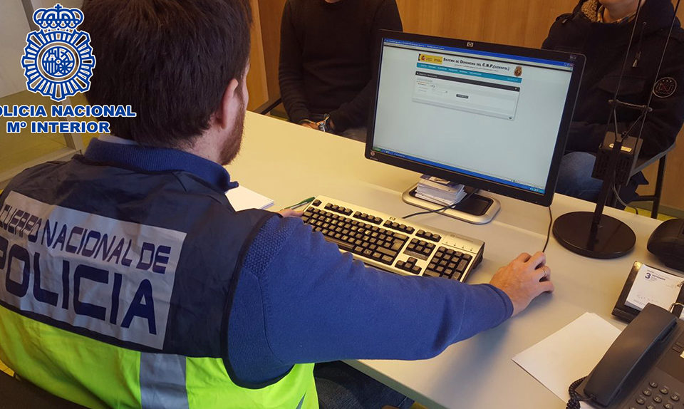 Un agente consulta la base de datos policial. / Policía Nacional