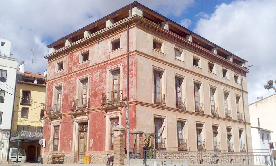 Actual edificio de la Plaza de la Tela que será completamente rehabilitado. / NR