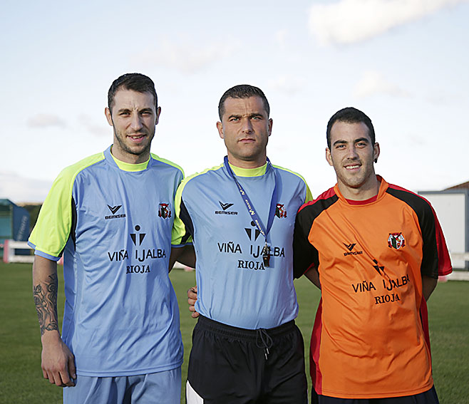 Blas, en el centro, en el primer entrenamiento del curso 17-18. / Clara Larrea