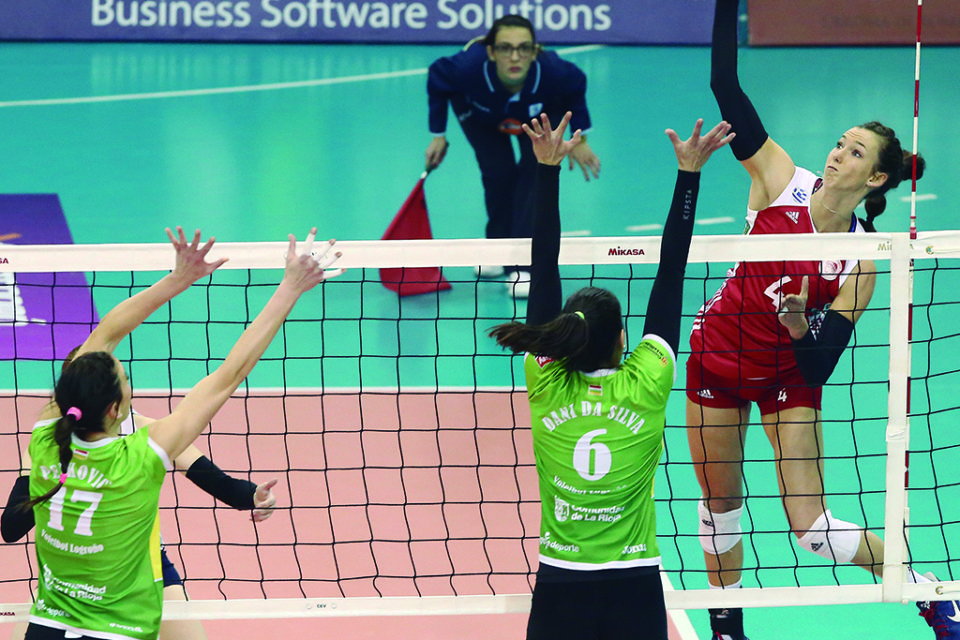 Las jugadoras riojanas, en la cancha del Olympiacos. / Voley Logroño (CEV)