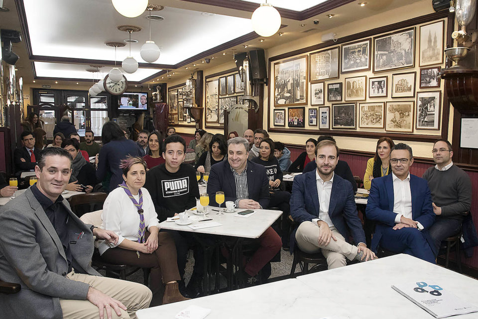El director del INJUVE, Javier Dorado, y el consejero de Políticas Sociales, Conrado Escobar, en un desayuno de trabajo con jóvenes riojanos. / NR
