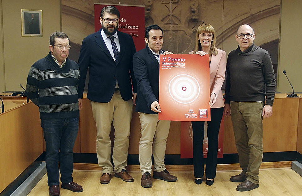 La presidenta del Parlamento regional presenta el certamen junto a representantes de la Asociación AiG. / NR