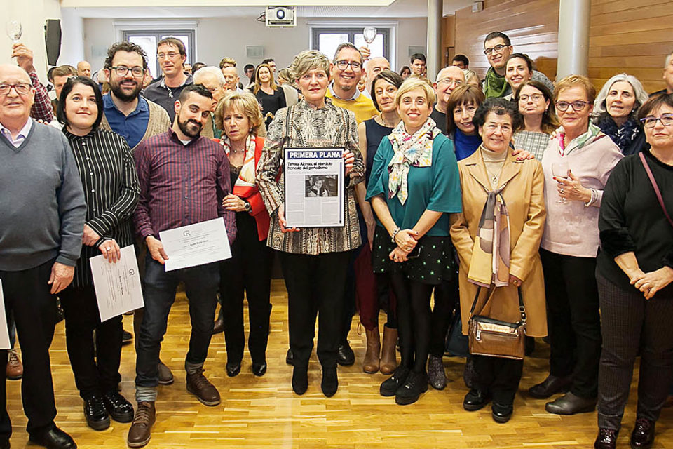 Homenajeados, miembros de la Directiva de la Asociación de la prensa y asociados, durante la celebración del patrón, en la sede de la entidad. / RIOJAPRESS