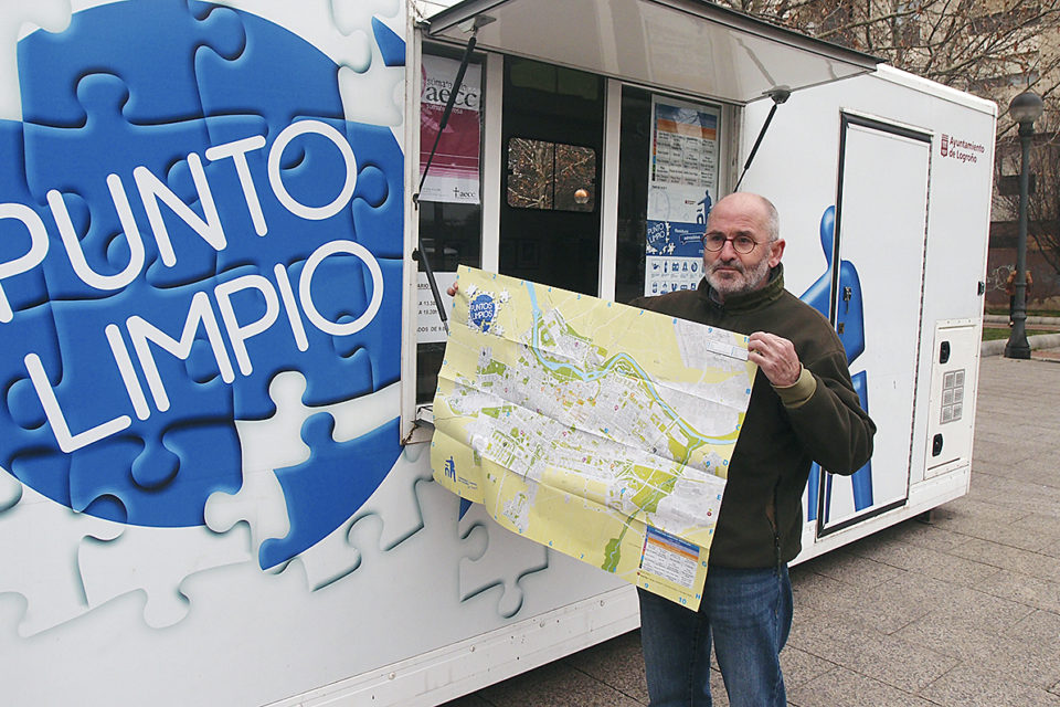 El concejal de Medio Ambiente Jesús Ruiz Tutor, en un Punto Limpio instalado en la plaza de las Chiribitas. / NR