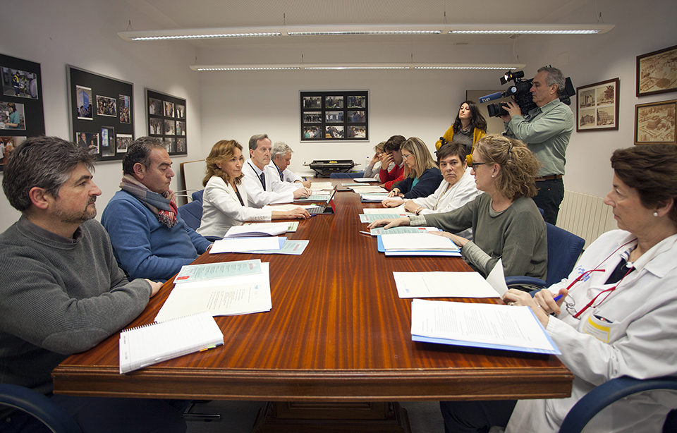 La consejera de Salud preside la reunión mantenida este lunes para valorar el plan estratégico de salud mental riojano. / NR