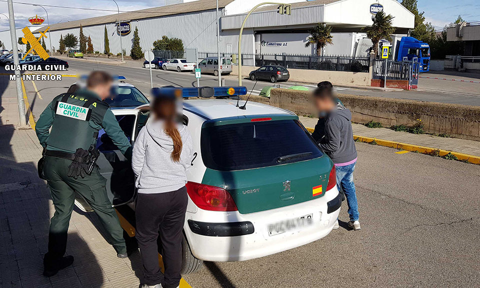 La Guardia Civil traslada a dos de los detenidos. / Guardia Civil