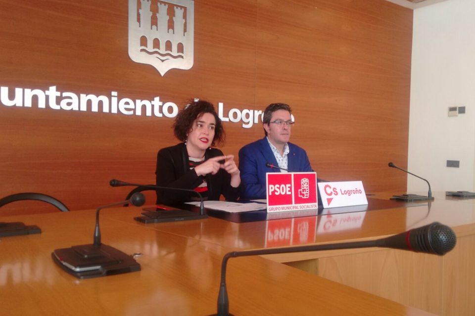Beatriz Arraiz y Julián San Martín, en rueda de prensa. / NR