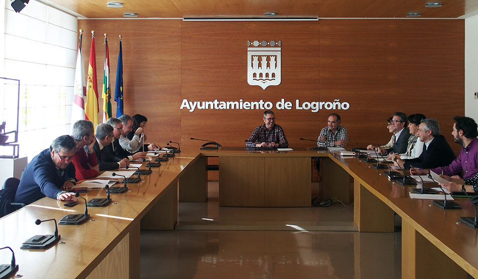 Representantes de los grupos municipales y de distintos sectores de la sociedad logroñesa, en la reunión. / NR