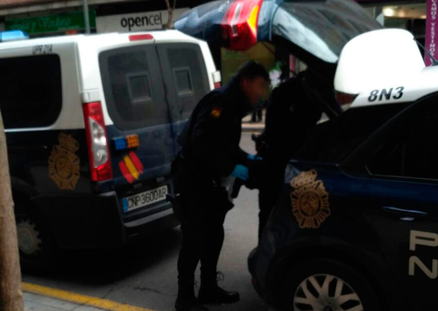 Un policía introduce en el maletero del coche los efectos intervenidos. / NR