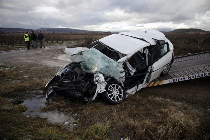 Fallece una mujer en un accidente al chocar un turismo y un camión en Entrena