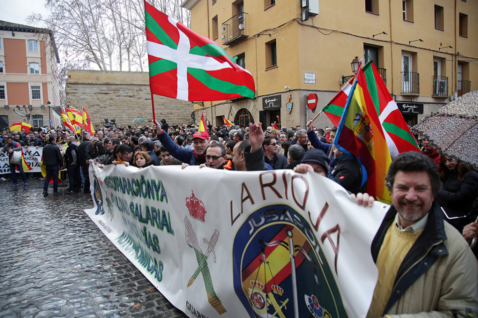 Concentración frente al Parlamento de La Rioja. /CLARA LARREA