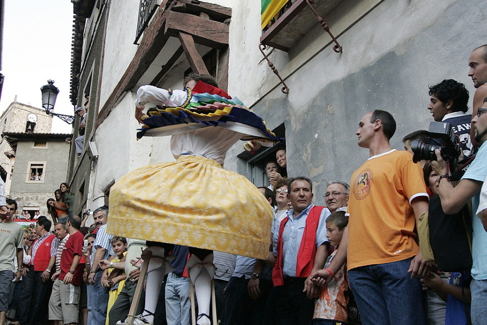 Un danzador desciende la cuesta en una imagen de archivo. / Tomás Alonso