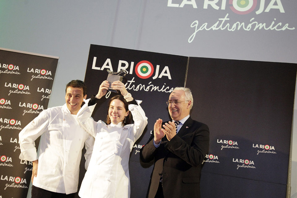 Elena Arzak recibe el premio de manos de José Ignacio Ceniceros y de Francis Paniego. /CLARA LARREA