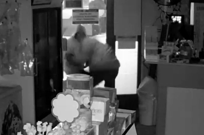 Detenidos dos jóvenes que robaron en una tienda para pagar su deuda por droga