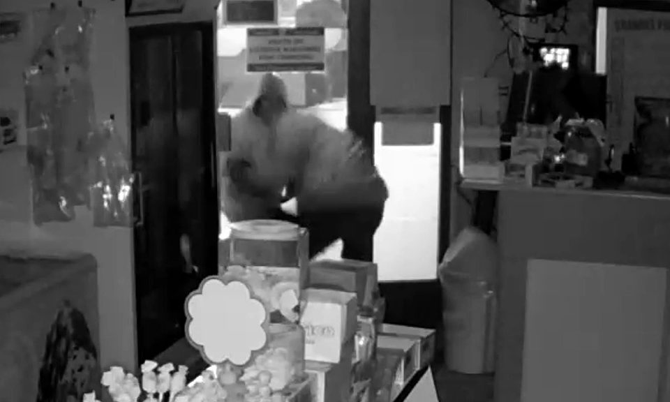 Los ladrones, en el momento de la huida. / Guardia Civil