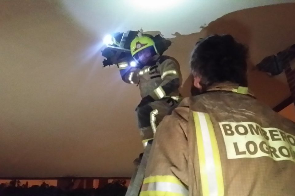 Los bomberos han tenido que romper el falso techo para localizar el origen del fuego. / @bajominimosbomb (Twitter)