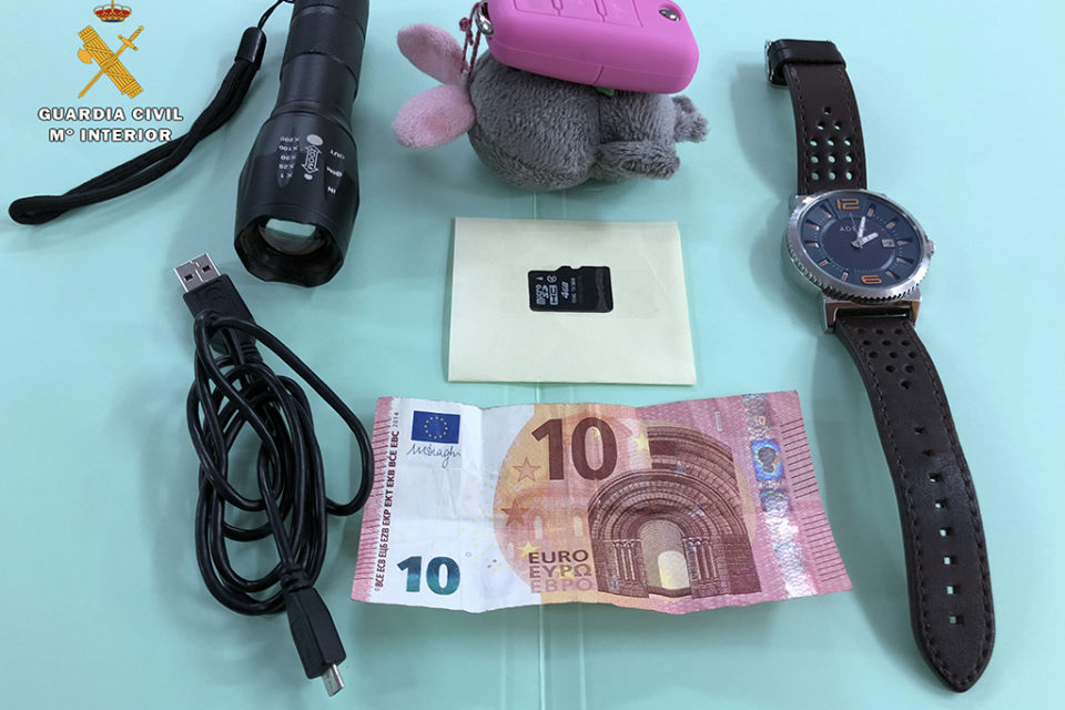 Efectos sustraídos a la víctima que entregaron los presuntos autores del robo. / Guardia Civil