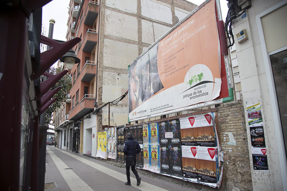 Solares vacíos en el número 12-14 de Jorge Vigón. / Clara Larrea