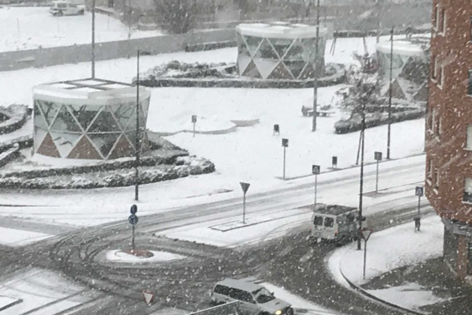 Cruce de la calle Piquete con Juan Boscán, prácticamente cubierto por la nieve. / NR