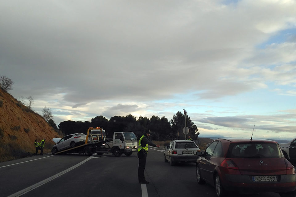 La grúa procede a retirar uno de los vehículos implicados en el accidente. / NR