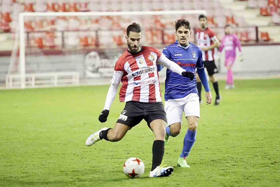 Saúl da salida al balón en el partido de ida con el Utebo. / Clara Larrea