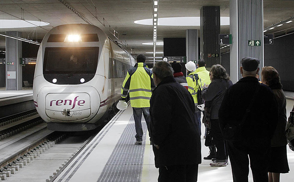 Un tren Alvia hace parada en la estación de Logroño. / NR