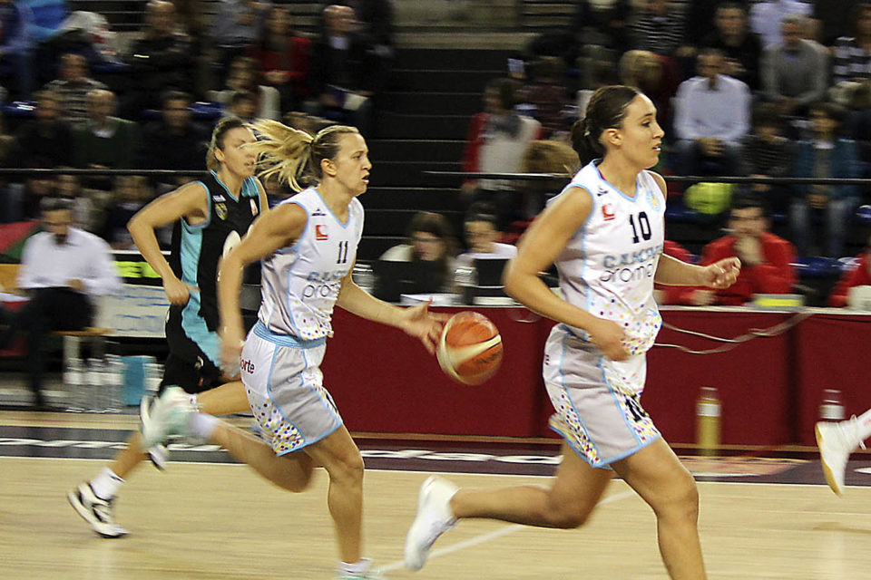 Imagen del Promete-Estudiantes, de la primera vuelta, con la Knezevic dirigiendo el contraataque riojano. / CD Promete