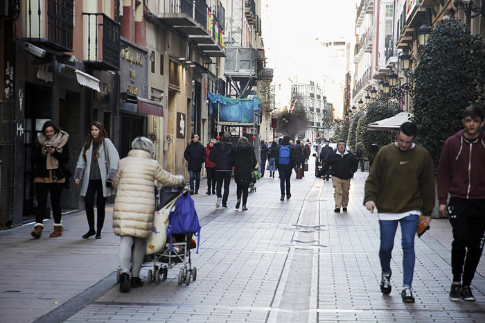 Los jóvenes logroñeses eligen moverse a pie