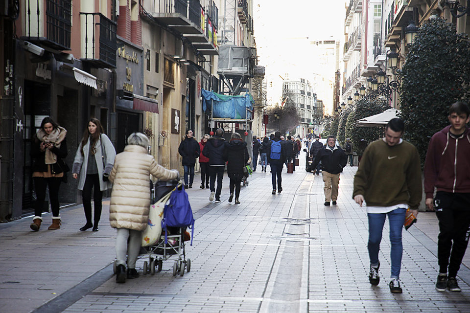 Ciudadanos pasean por la céntrica calle Portales de Logroño / Clara Larrea