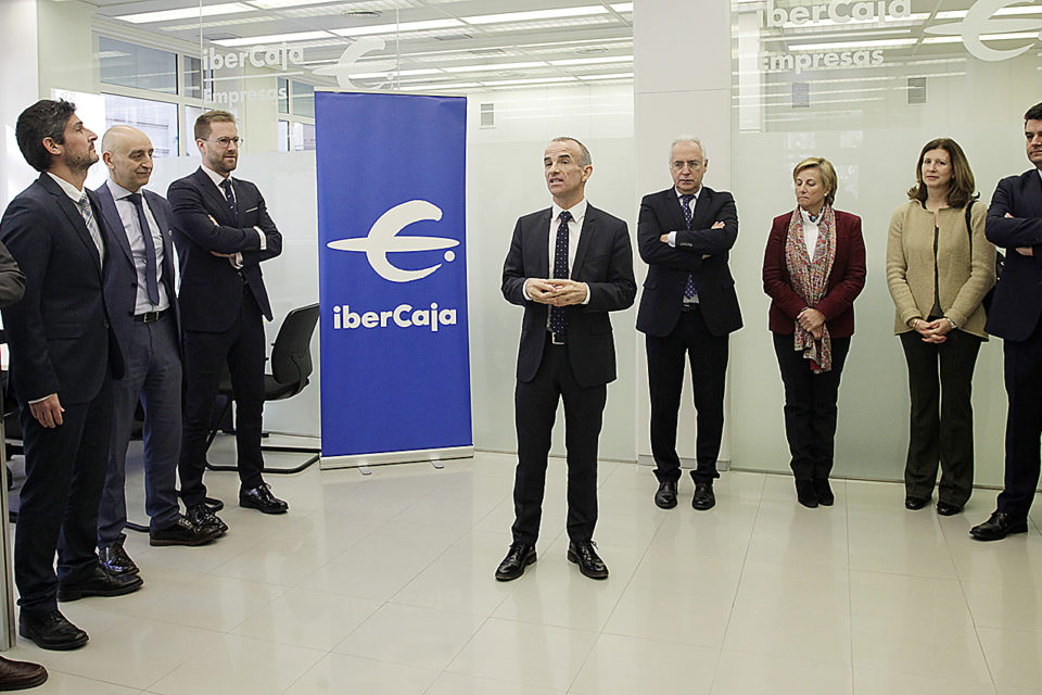 Jesús Les, director de Ibercaja en La Rioja, en el acto de estreno del Empresas en presencia, entre otros, del presidente Ceniceros. / Ingrid