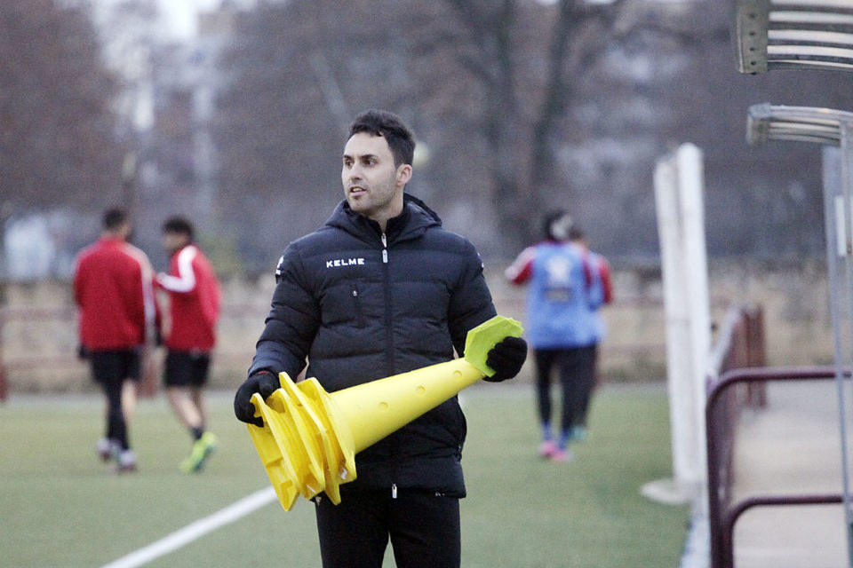 Sergio Rodríguez, con un cono en sus manos antes de iniciar un entrenamiento en el Mundial. / Clara Larrea