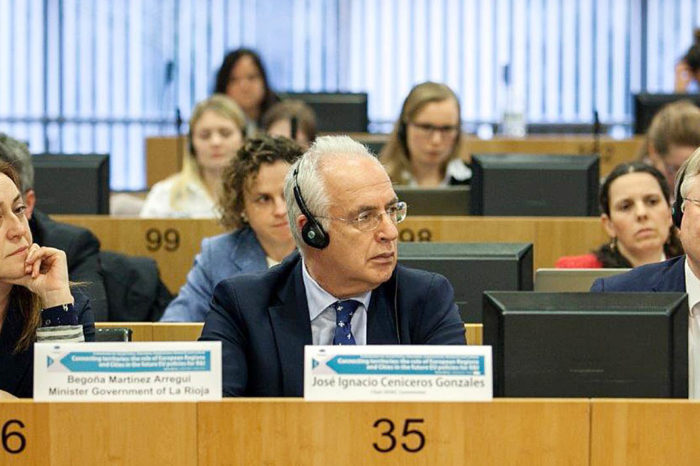 Ceniceros propone en Bruselas invertir en investigación para evitar la fuga de talentos de las regiones