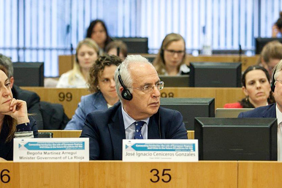 Ceniceros, con la consejera de Presidencia, Relaciones Institucionales y Acción Exterior, Begoña Martínez Arregui, y el vicepresidente del CdR, Markku Markkula. / NR