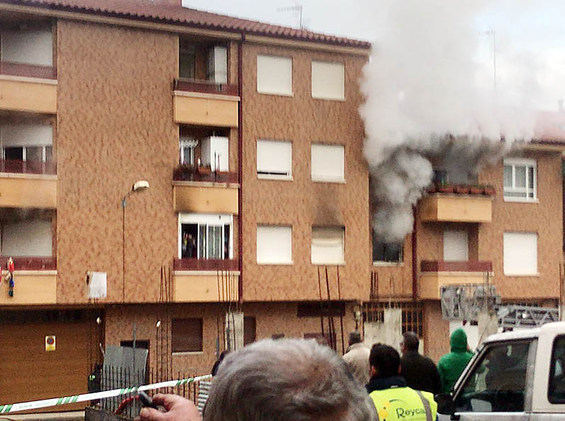 Vecinos de Albelda contemplan la salida de humo del edificio. / @bajominimosbomb