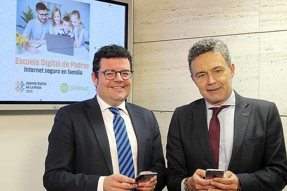 Los consejeros Alfonso Domínguez y Conrado Escobar, dan cuenta del futuro centro. / NR