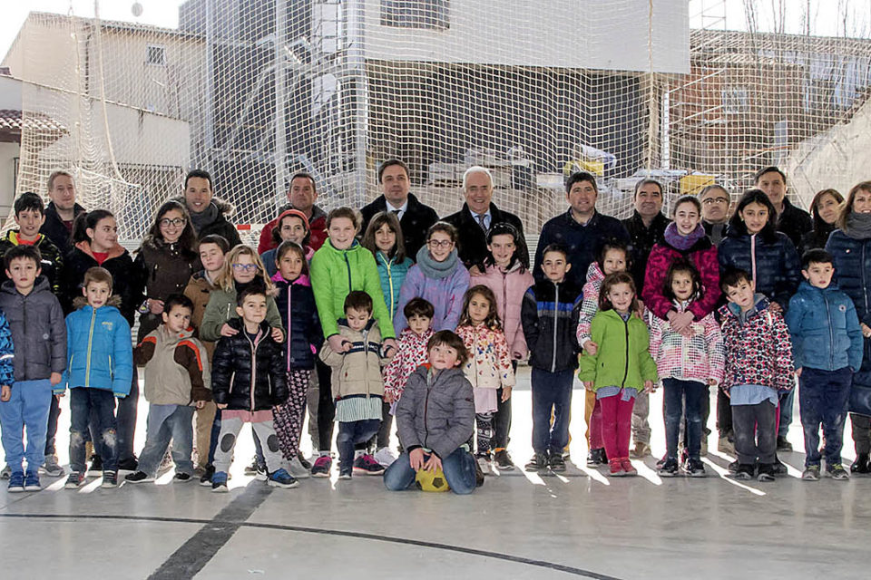 El presidente del Gobierno de La Rioja, José Ignacio Ceniceros, con alumnos del colegio de Medrano. / NR