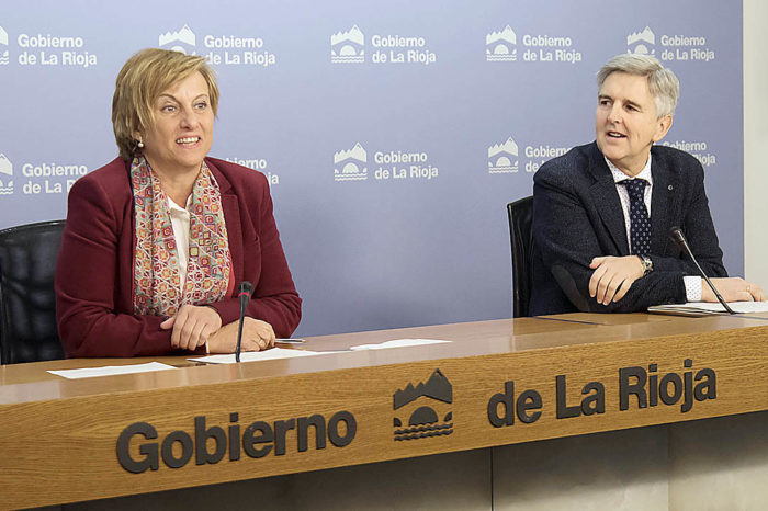 La consejera de Turismo exige al sector cautela y seriedad