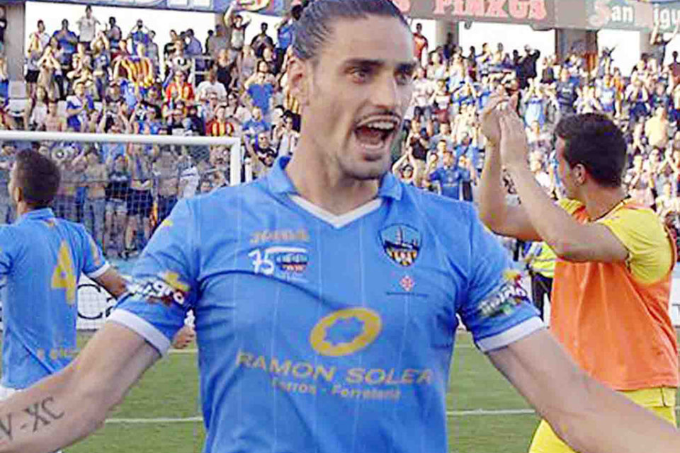 Salva Chamorro festeja una victoria en un partido del Lleida, uno de sus exequipos. / NR