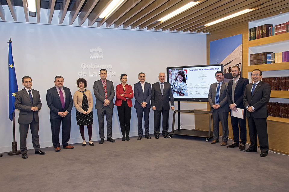 El presidente riojano, con los miembros e la Junta Ejecutiva de la Agenda Digiltal. /NR