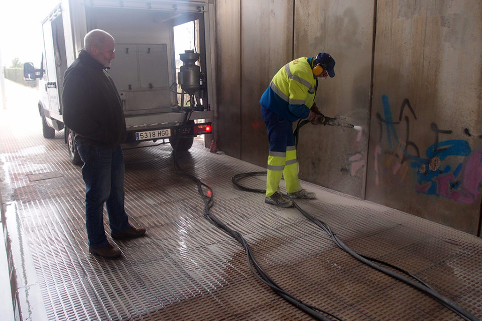 Ruiz Tutor observa cómo un trabajador elimina las pintadas en la zona de la pista de skate. / NR