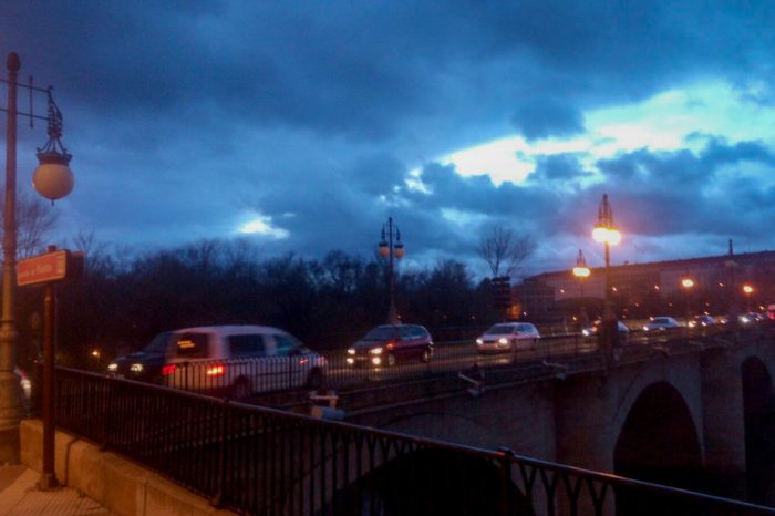 El Partido Riojano critica la falta de iluminación en el Puente de Piedra