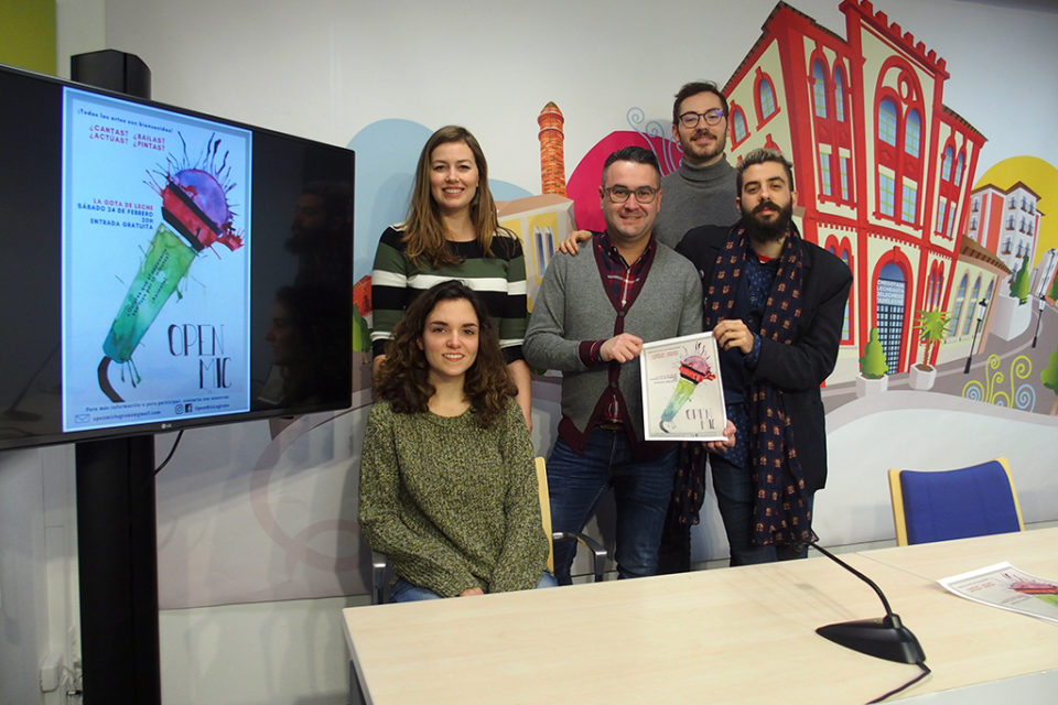 Javier Merino, con los organizadores, presenta la iniciativa en La Gota. / NR