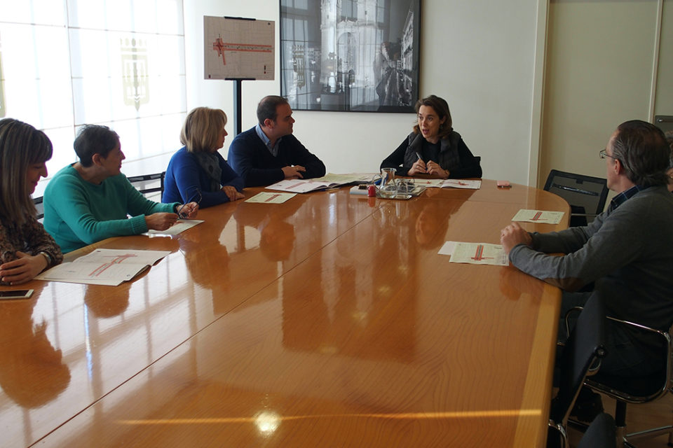 La alcaldesa de Logroño da a conocer a los vecinos los detalles de la reforma de Vélez de Guevara. / NR