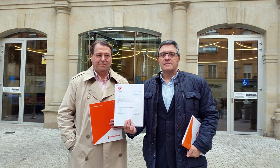 Tomás Martínez Flaño y Julián San Martín muestran los informes antes de registrarlos. / NR