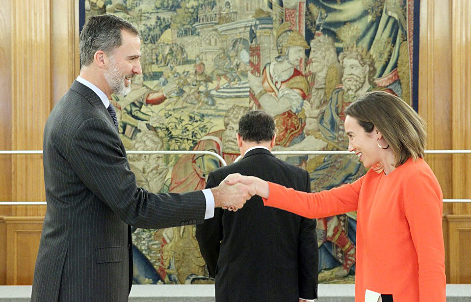 Cuca Gamarra saluda a Felipe VI durante la recepción en La Zarzuela. /NR