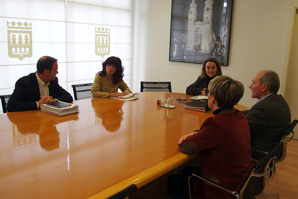 Gamarra, en la reunión con los alcaldes de Villamediana y Lardero. / NR