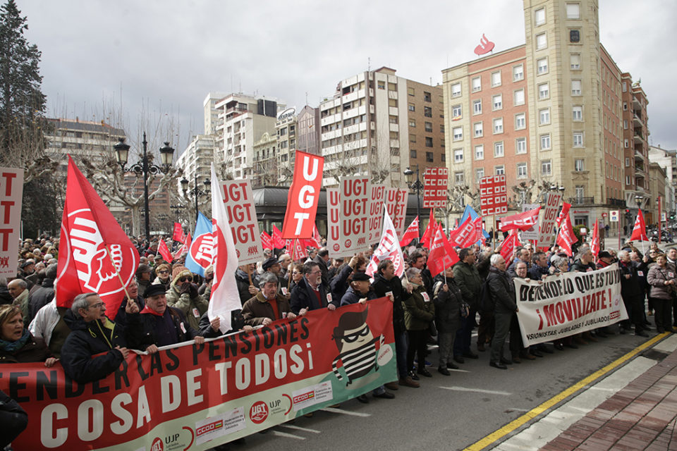 Jubilados se concentran frente a la Delegación del Gobierno en contra de la subida de las pensiones. / Ingrid