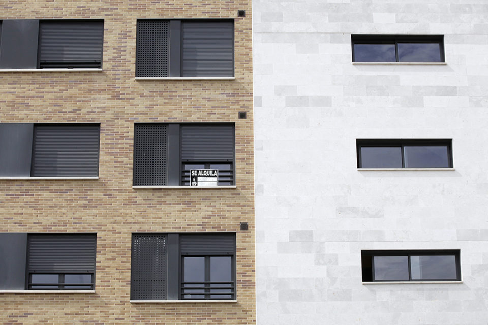 Una cartel anuncia el alquiler de una vivienda en una imagen de archivo. / Ingrid