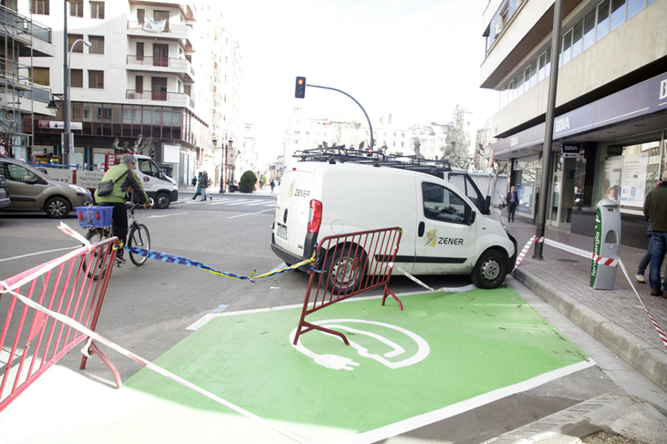 Punto de recarga de un coche eléctrico, situado en el centro de Logroño. / Ingrid