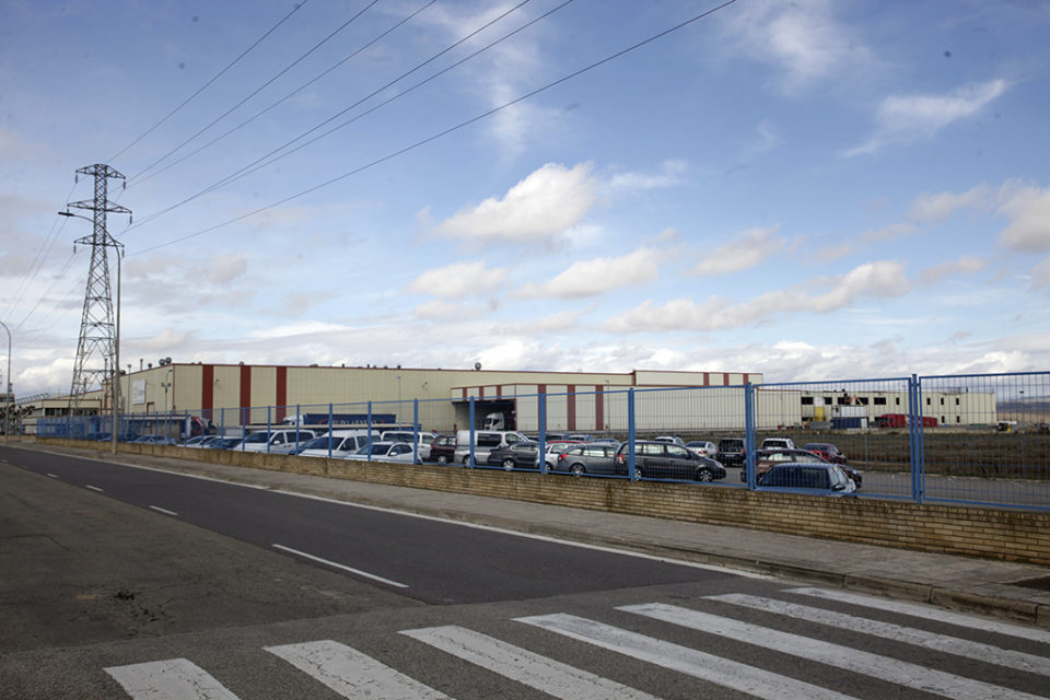 La nueva nave, de 7.000 metros, se levanta junto a la planta de Crown Holdings en El Sequero. / Ingrid